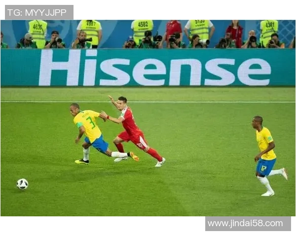 观众沉浸于足球明星精彩瞬间视频中的热情与感动