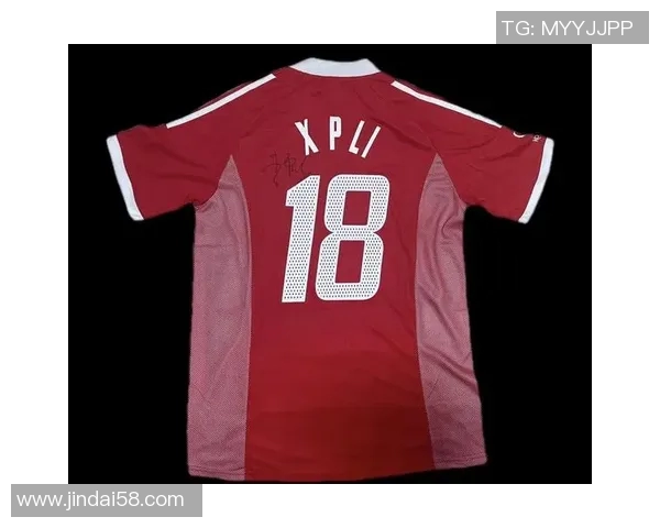 足球明星穿白色球衣展现风采与荣耀的瞬间回顾